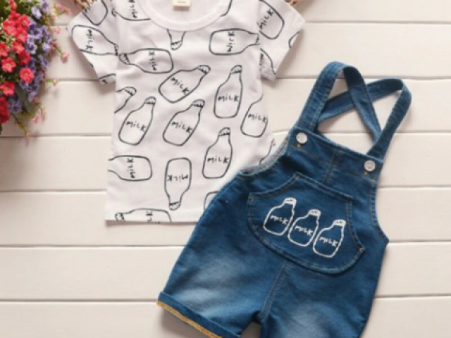 Jardineira e camiseta
Masculina