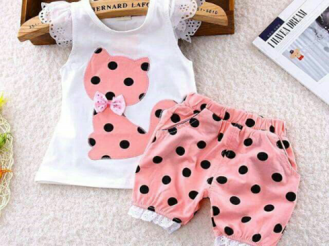 Blusa e shortinho
Feminina