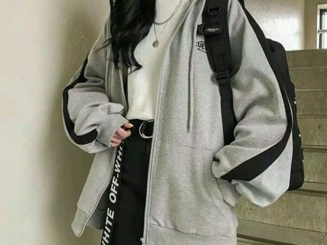 Com a mesma que você escolheu para o encontro, já que era uma roupa confortável (imaginem q essa roupa da foto é a roupa q vcs escolheram para o encontro na praça com o S/R)