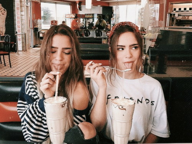 Monte um álbum de fotos com a sua amiga!