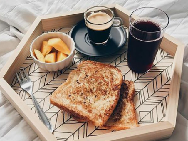 Algo simples,so pão e café...mais,na cama