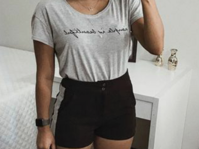 Blusa cinza clássica com short preto