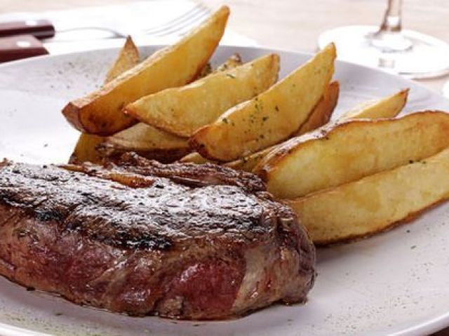 Picanha grelhada, batata baby ao creme de gorgonzola.