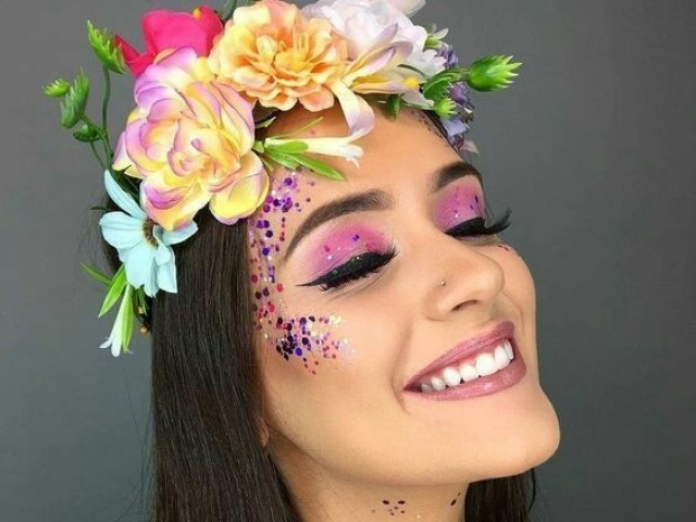 Essa com uma tiara de flores