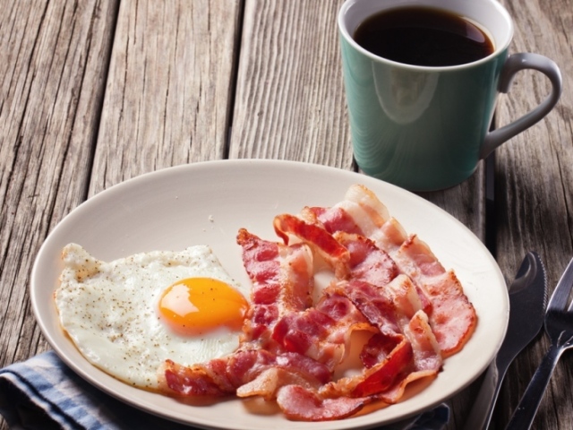 Prefiro ovos com bacon e uma xícara de café / suco