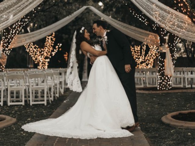 Monte seu casamento e diremos onde será a lua de mel!