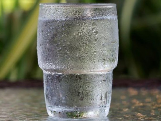 não tenho fome de manhã, então acabei tomando só um copo de água.🥤