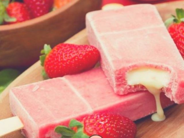 Paleta mexicana morango com leite condensado