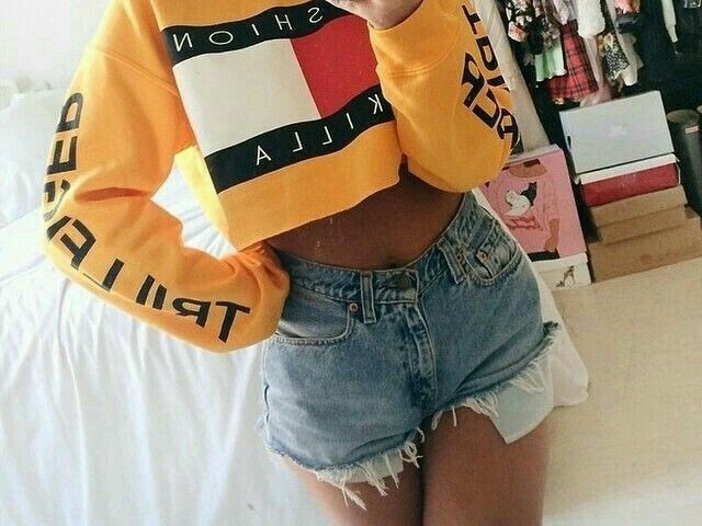 Uma blusa de frio com um shorts