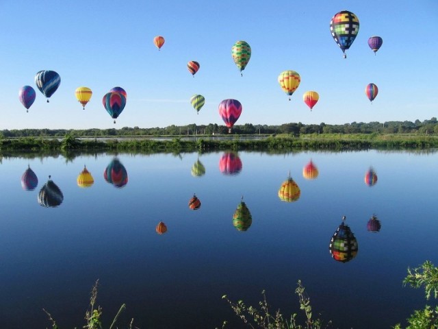 em um passeio romântico de balão