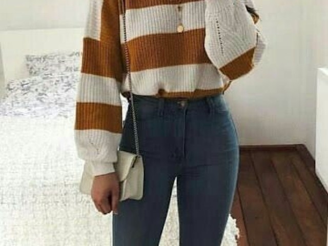 Calça jeans rasgada no joelho e uma blusa de crochê manga longa com uma bolsa de ombro