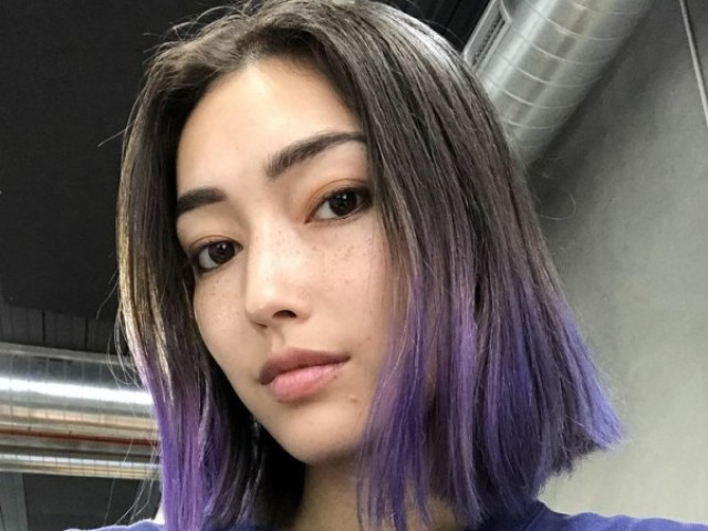 Japonesa ou coreana com o cabelo roxo