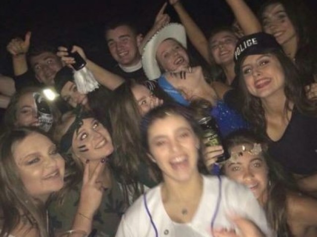 ia ser uma noite doida numa festa incrível e no outro dia a gente nem se lembraria o que aconteceu de tanta ressaca