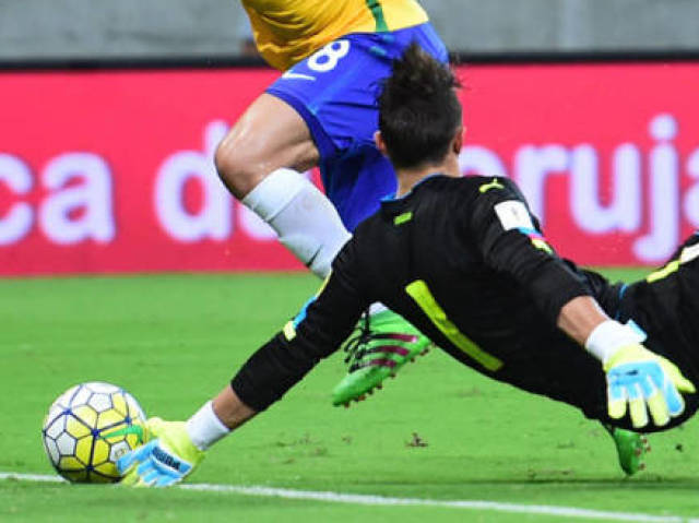 Limpo (Driblo) o goleiro e marco o gol.