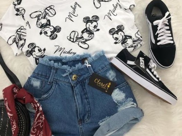 A louça por roupas
Lindas