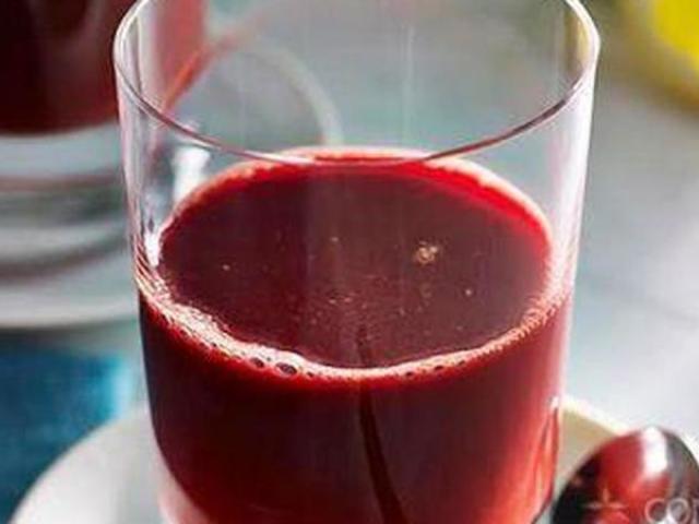 suco vermelho e estranho