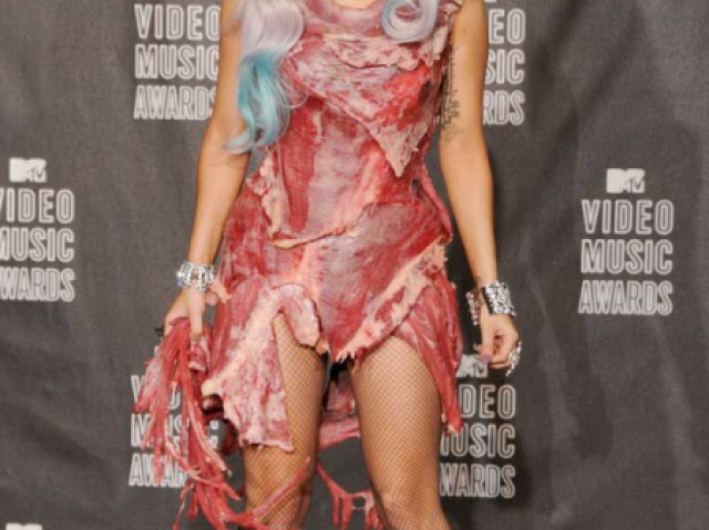 A roupa de carne da lady gaga kkk