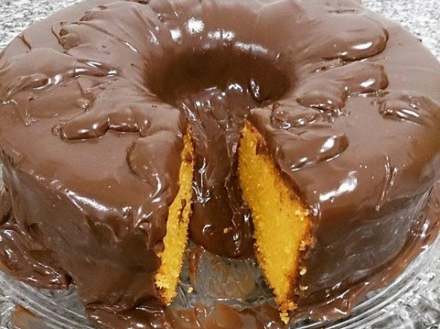 Bolo de cenoura com chocolate