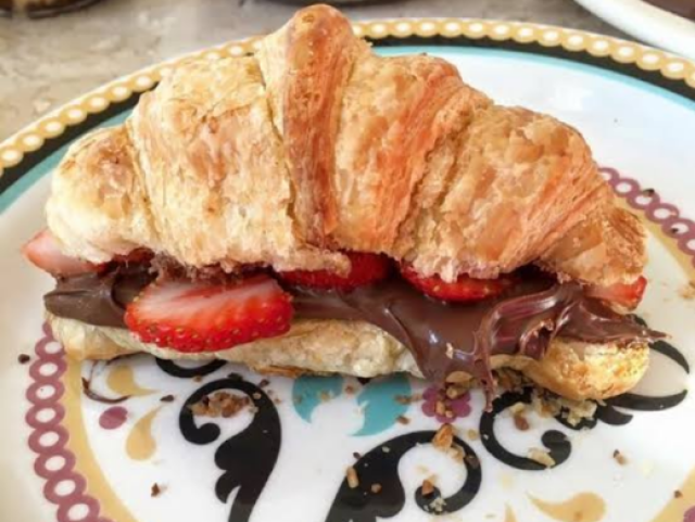 CROISSANT COM NUTELLA E MORANGO