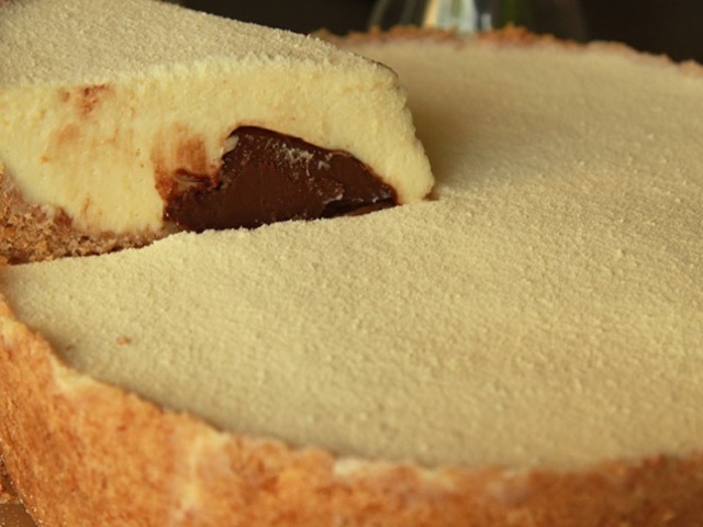 Torta de leite ninho com creme de avelã