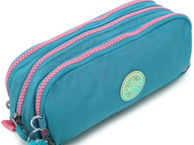 Kipling . De três bolsos. Espaçosa e que ombina com meu estilo.