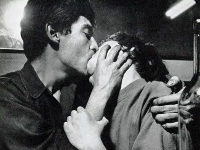 Nos damos um beijo quente e cheio de pegada..。.:*✧