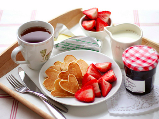 CAFÉ, BISCOITOS COM GELEIA E MORANGOS.