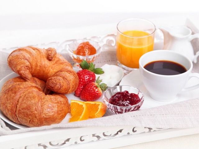 CROISSANT, FRUTAS, GELEIA E CAFÉ.