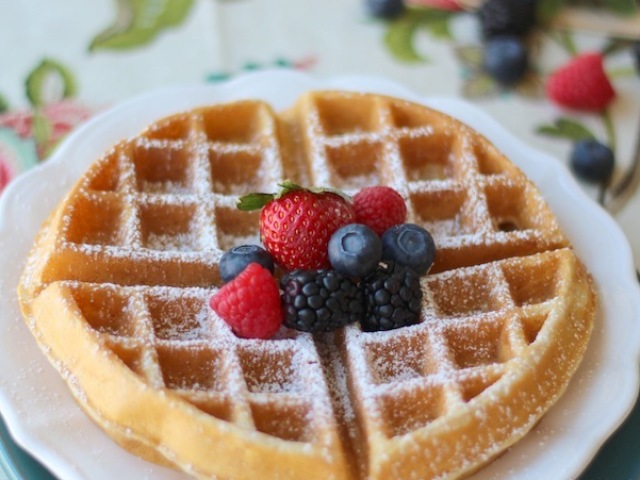 WAFFLES, FRUTAS E SUCOS.