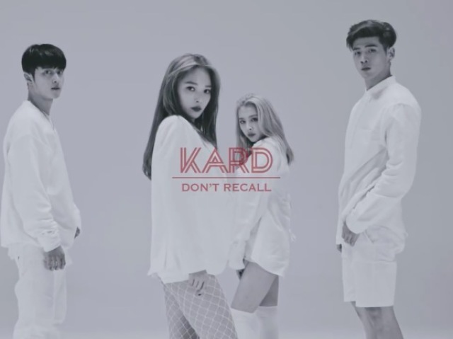 KARD dançando com crianças no "Programa Raul Gil" em 2017.