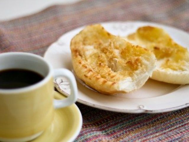 Pão com manteiga e café