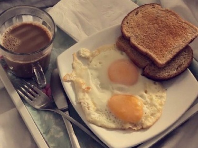 Chocolate quente☕ com Ovo frito🍳 e pães torrados🍞