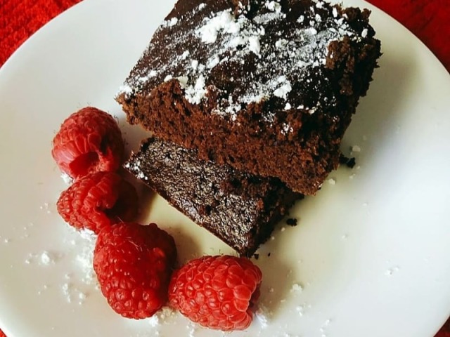 Brownie🤎 e Framboesa🍓 com um suco de Maracujá🥤💛