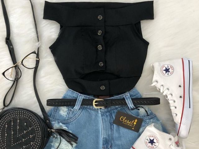 ░Cropped preto com um Short jeans, Óculos, Bolsinha preta, E um Tênis branco░