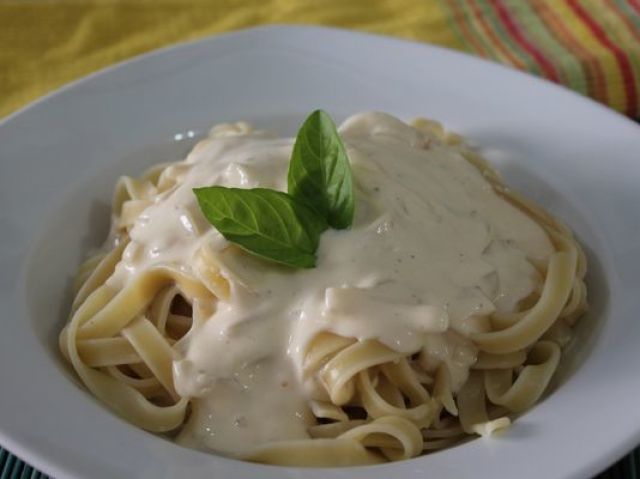 Macarrão de molho branco