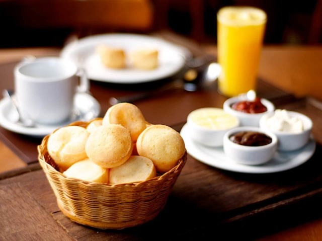 Pão de queijo com recheio para o pão suco com café na fatia de bolo