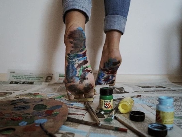 Pintar ou desenhar.