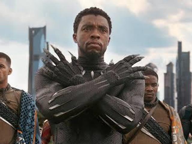 Com a saudação de wakanda