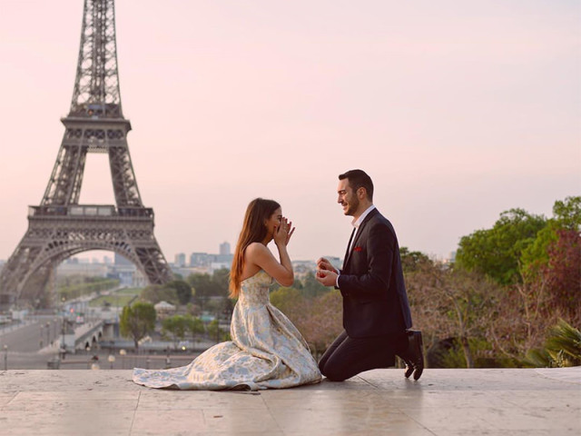 UM PEDIDO EM FRENTE A TORRE EIFFEL