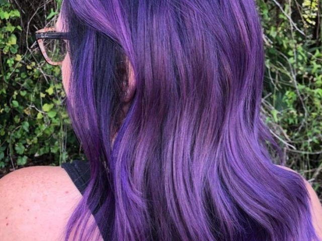 Pintar todo seu cabelo de roxo