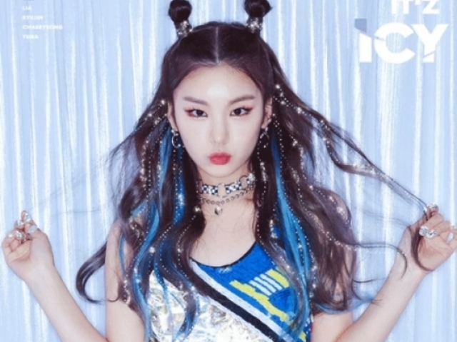 Hwang Yeji (황예지).
Nome de Palco: Yeji (예지).