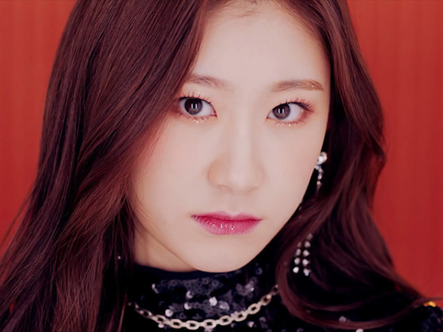 Lee Chaeryeong (이채령).
Nome de Palco: Chaeryeong (채령).