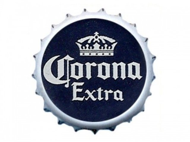 É uma referência ao formato da tampinha da garrafa da cerveja Corona