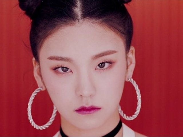 Hwang Yeji (황예지).
Nome de Palco: Yeji (예지).