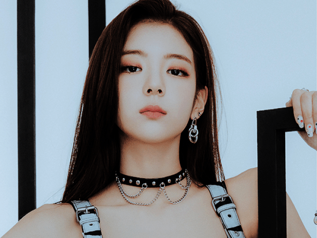 Choi Jisu (최지수).
Nome de Palco: Lia (리아).