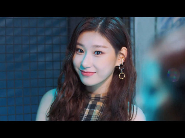 Lee Chaeryeong (이채령).
Nome de Palco: Chaeryeong (채령).