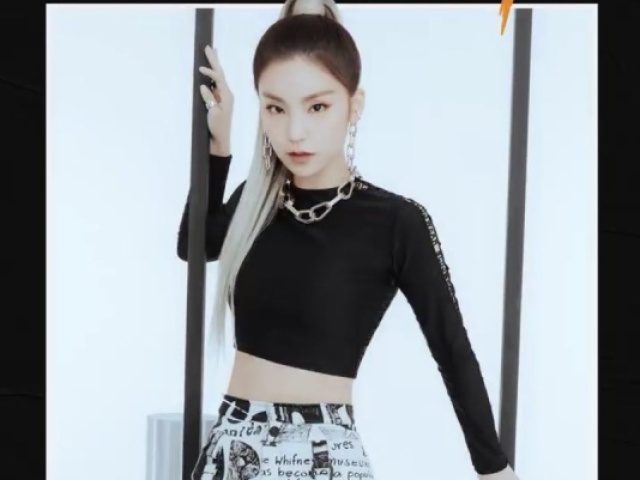 Hwang Yeji (황예지).
Nome de Palco: Yeji (예지).