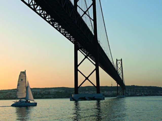 Vais passear à beira do rio Tejo