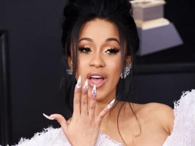 Cardi B: doidinha, talentosa e gostosa e muito feliz com uma bela filha e um maridão.