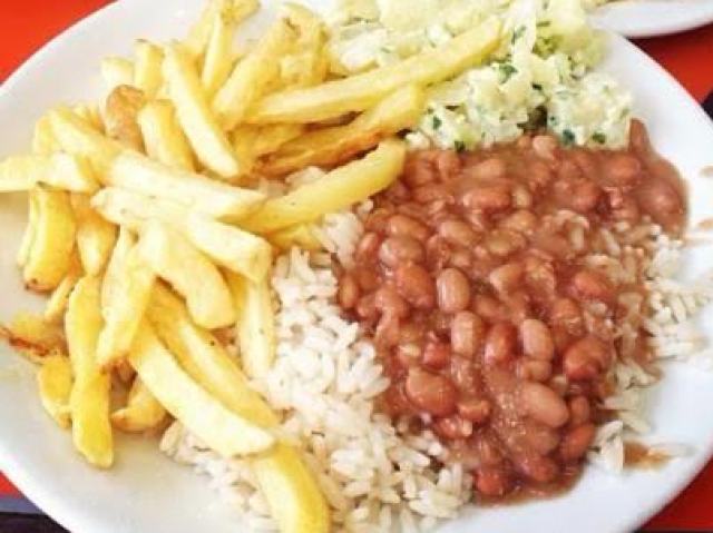 Arroz, feijão e batata frita <3